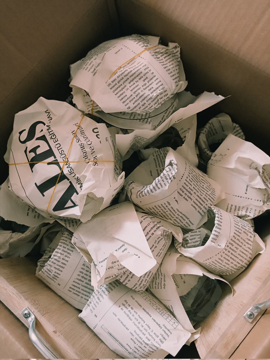 4+1 evi 2+1 e sığdıran ben tekrar 2+1 i toparlayıp  3+1 eve adapte olamıyorum !  anladım ki bu sadece taşınmayı istediğin evle alakalıymış gitmek istemediği yer ne çok yük oluyormuş insana .