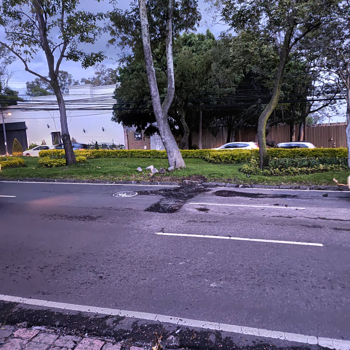 Zanja enorme en el carril de la izquierda en Paseo de la Reforma frente al 2528, alcaldía Miguel Hidalgo <a href="/SOBSECDMX/">Secretaría de Obras y Servicios CDMX</a> <a href="/GobCDMX/">Gobierno de la Ciudad de México</a> <a href="/ClaraBrugadaM/">Clara Brugada Molina</a>