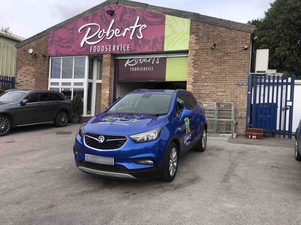 amyajdesigns's tweet image. We love the new @RobertsFood car; their logo is very striking against the blue! Their decision to keep the design simple has made for a classy finish.

#vehiclegraphics #vinylgraphics #signwriting #localbusiness #decals