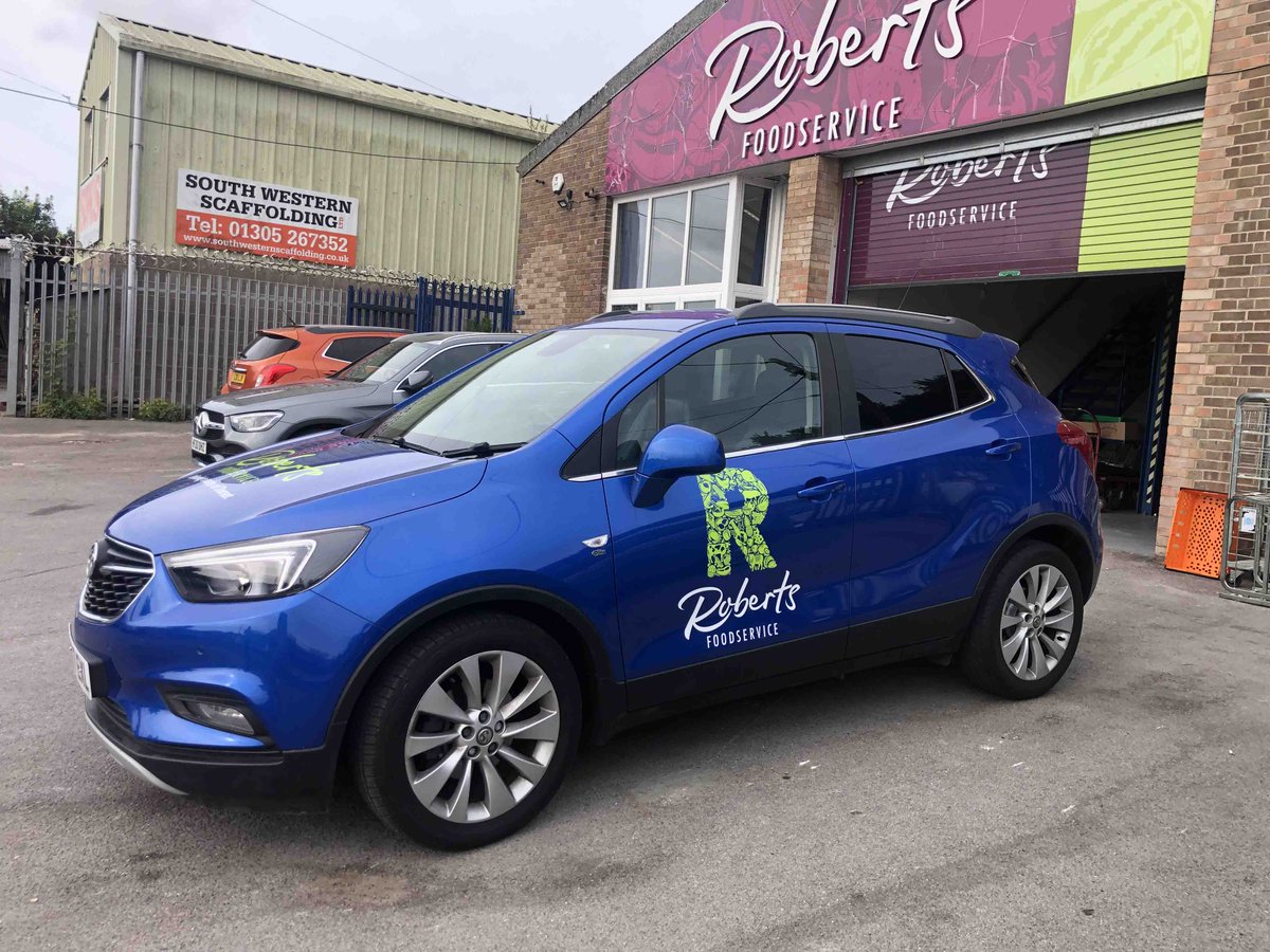 amyajdesigns's tweet image. We love the new @RobertsFood car; their logo is very striking against the blue! Their decision to keep the design simple has made for a classy finish.

#vehiclegraphics #vinylgraphics #signwriting #localbusiness #decals