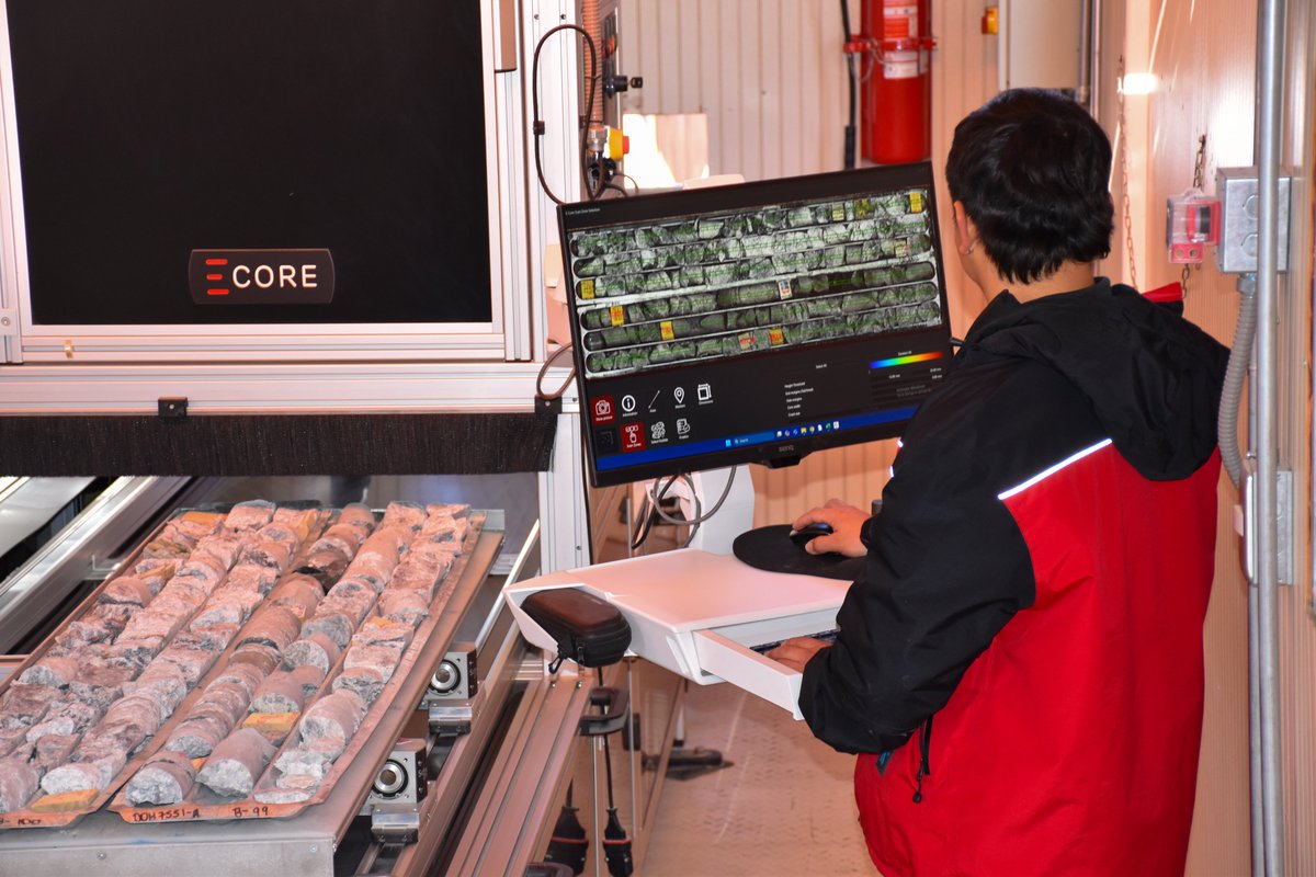 #MineríaEnRegiones | ¡Más investigación para una mejor industria! Ministra Aurora Williams, junto al seremi Luis Ayala y autoridades de Sernageomin, realizan visita técnica al Centro de Estudios Minerológicos GeoAtacama, entidad destacada por sus análisis integrados,