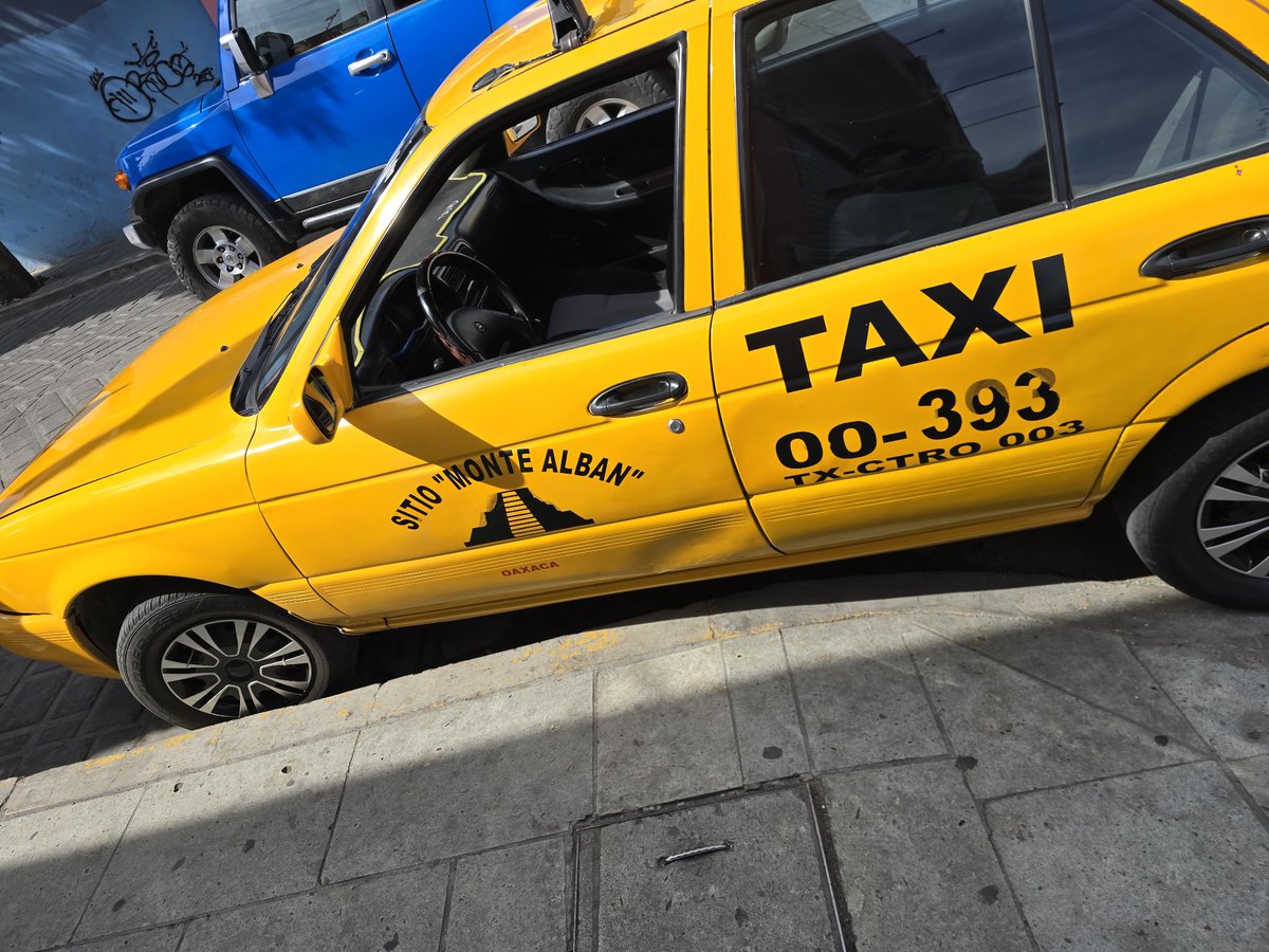 Boonebone's tweet photo. Asi estacionado, obstruyendo la banqueta, debería hacer algo la @SEMOVI_GobOax, no puede pasar una silla de ruedas y el taxista todavía se pone pesado. @GobOax @OaxacaVialsi https://t.co/9ghT4SJgga