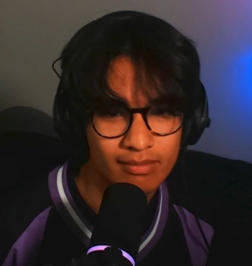 bleumrks's tweet image. corny but when i use my headphones it reminds me of him lol #AMICOSelcaDay @micotoronto