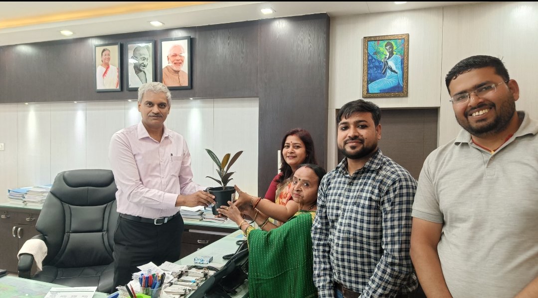 <a href="/shivsha92888816/">OWNATTITUDE</a> <a href="/Pawan0563383773/">Pawan</a> <a href="/DhanbadKiTrain/">Dhanbad Ki Train</a> <a href="/JharkhandRail/">Jharkhand Rail Users</a> <a href="/MaiHoonDhanbad/">Mai Hoon Dhanbad</a> <a href="/aashish_ku2114/">Aashish Kumar</a> <a href="/Aashish78103883/">Aashish</a> <a href="/Krsawan7777/">Sawan Kumar</a> <a href="/dhullu_mahto/">ढुलू महतो</a> <a href="/ErSanojKumar/">Sanoj kumar</a> <a href="/sumitku60472972/">sumit kumar</a> <a href="/Phusro_/">Phusro</a> <a href="/ranchirailways/">Ranchi Rail Users (SER)</a> <a href="/imam_naiyer/">That_Indian_Rail_Boy</a> <a href="/ECRlyHJP/">East Central Railway</a> <a href="/GM_ECRly/">GM/ECR</a> <a href="/drmdhnecr/">DRM/DHANBAD</a> इसमें कोई शक नहीं है सर, हम लोगों ने धन्यवाद भी दिया है और प्रशंसा भी किया गया है लेकिन जो 
असुविधाए होती हैं  क्या उसके विषय में आवाज उठाना गलत है? 
 अगर आपकी नजर में यह गलत है तो कृपया मार्गदर्शन दें कि हम अपनी मांग को कैसे रखें?