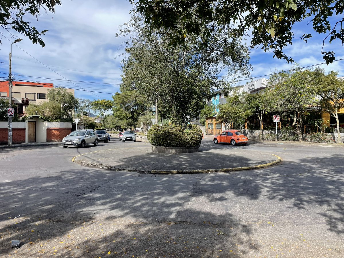 JoseRafaelEnda1's tweet photo. Señores @aguadequito, hay una fuga de agua en la calle Julio Zaldumbide en el barrio @LaFlorestaQuito. Comparto fotos para facilitar su ubicación. Agradezco su pronta atención. https://t.co/1kHMdB5pLe