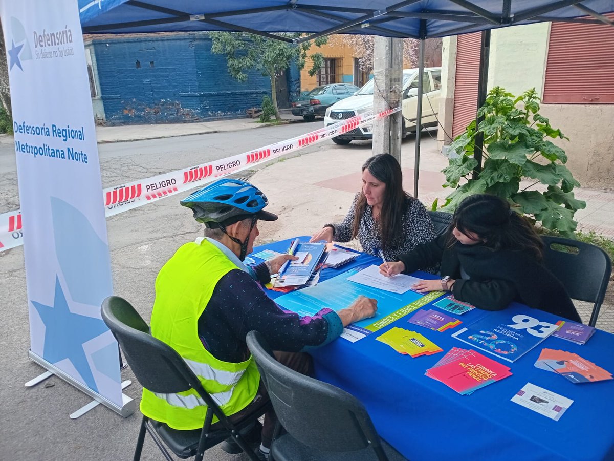 🚀 #DRMNENTERRENO Las profesionales de la DRMN Francisca Selles y Marión LLufi, participaron en la Plaza de Justicia en la comuna de Independencia, informando a los vecinos sobre sus derechos y el trabajo de la Defensoría Penal Pública. ¡Conociendo y difundiendo derechos!!
#DRMN