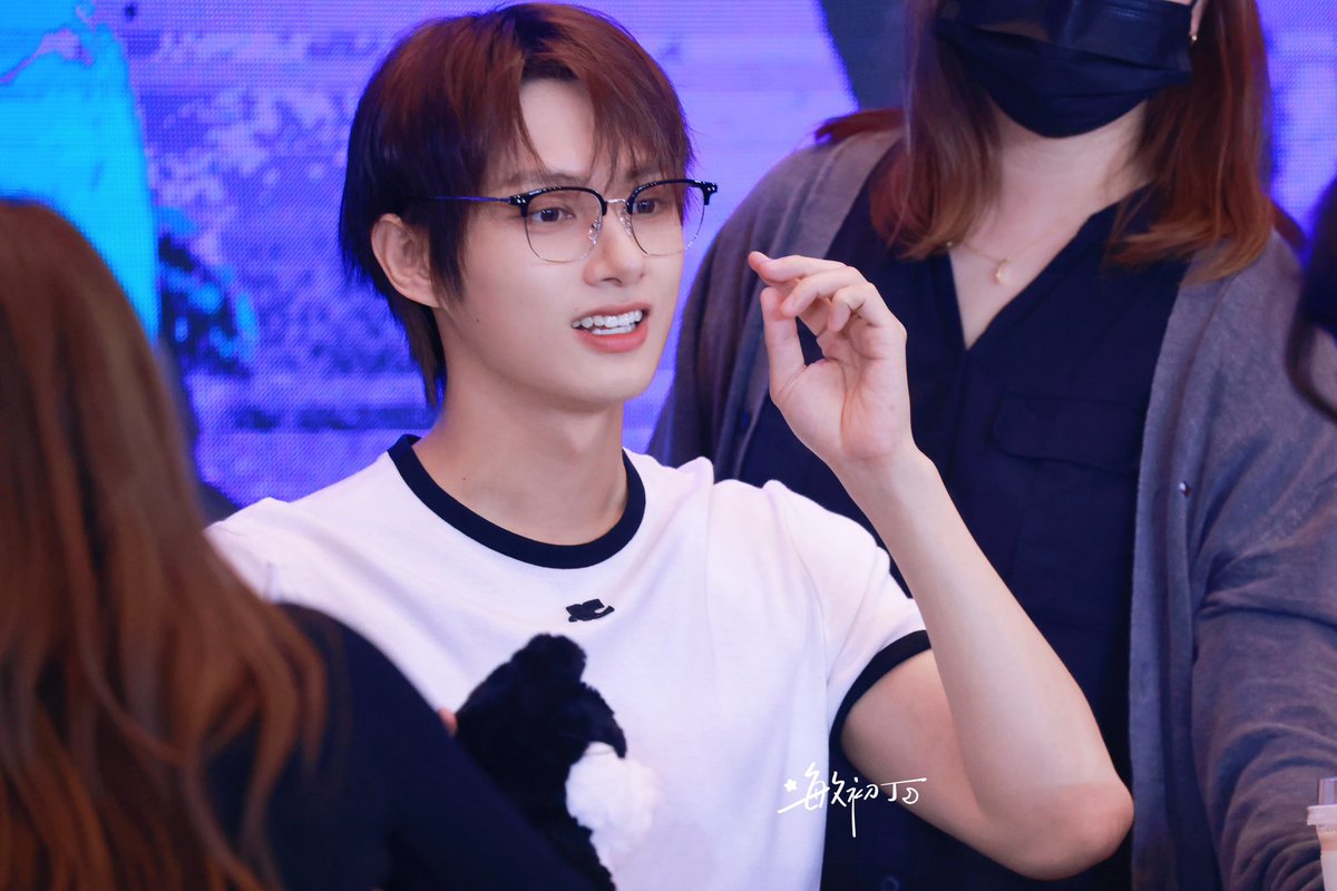 250821 北京签售
💪🏻🐱

#JUN #준 #문준휘 #文俊辉 #ジュン 
#SEVENTEEN #세븐틴