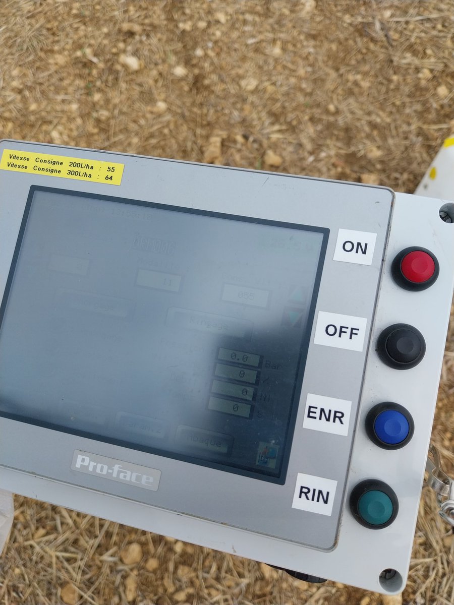 Petite pause dans les semis de #colza . Ont profite des quelques mm 🌧 pour mettre en place de 2 essais désherbage pré et post levées sur flore mixte. #ceuxquifontlesessais #pulvexper