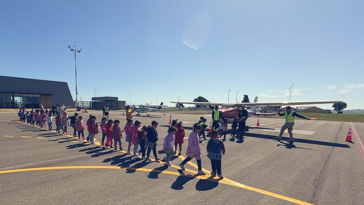 Recibimos a los niños de la Escuela 25 de San Félix en el Aeropuerto de Paysandú 🛫
 
Recorrieron instalaciones, conocieron los distintos roles y visitaron las aeronaves del Aeroclub Paysandú. 

¡Una experiencia inolvidable! 🌟