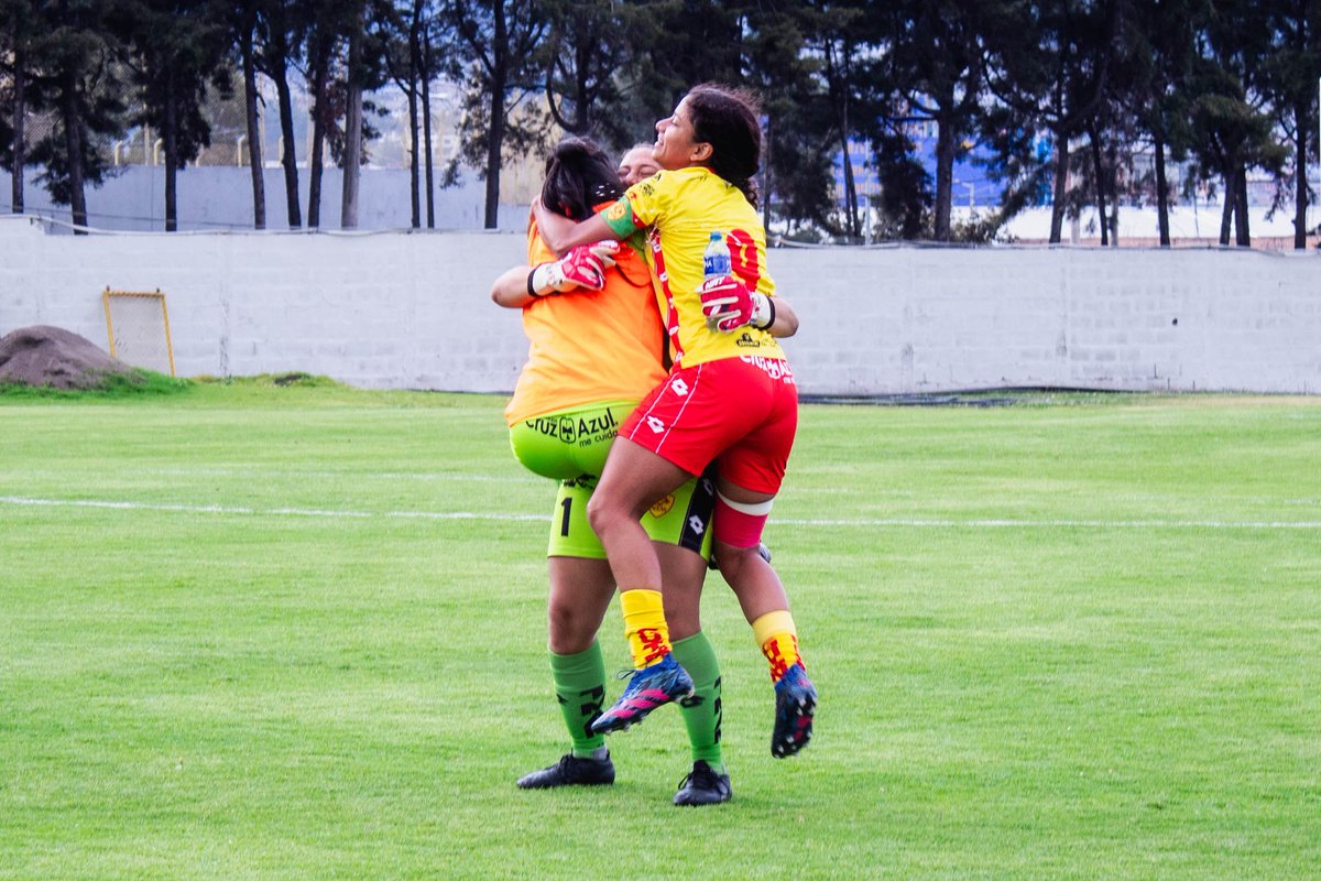 aucas_fem's tweet photo. ⚽️👧🏻 Nuestro equipo femenino por buen camino en el Campeonato De Ascenso 💪 

📸 De la victoria 4x1 ante Xportus

#AucasFemenino

🟡🔴👊 https://t.co/2wlBffAnIo