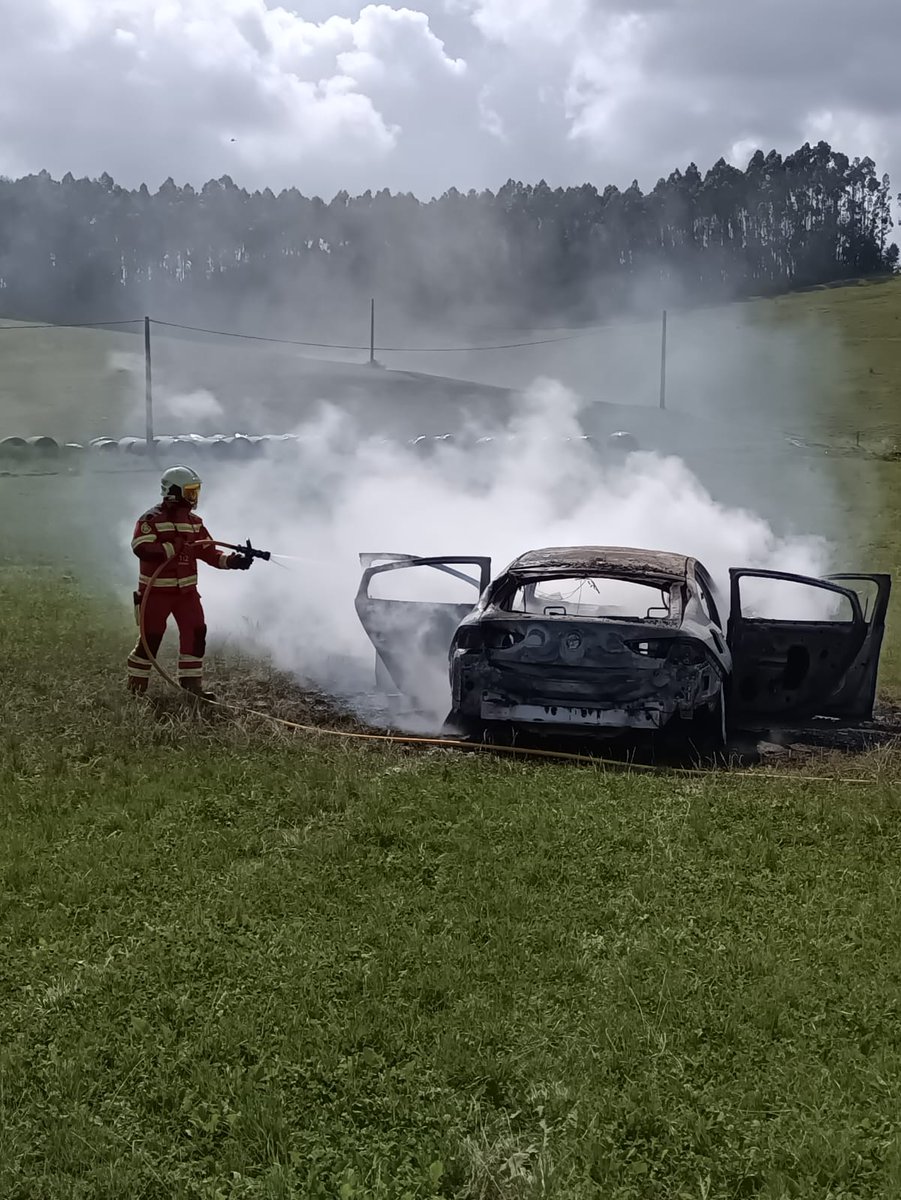 112Cantabria's tweet photo. Extinción de incendio de vehículo en #Bareyo. Movilizamos a bomberos @cantabriaes para sofocar las llamas. Interviene también @guardiacivil. https://t.co/PouhmLNtwD
