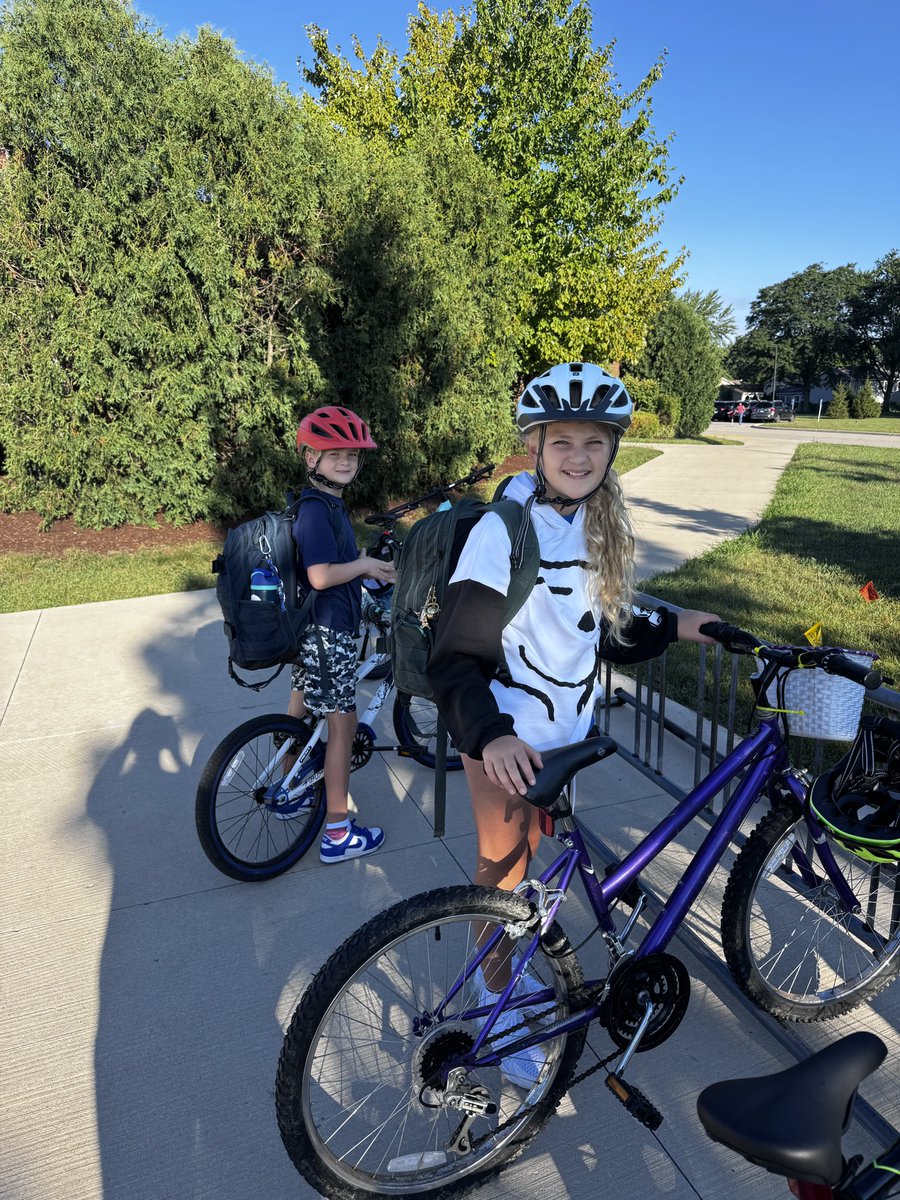 Riding bikes to school? Yes, please! #momhat