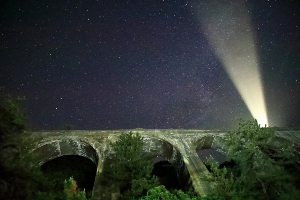 【旧戸井線コンクリートアーチ橋@函館市】

1936年に着工されたものの、戦時中により1942年に工事中断、その後完成することなく一度も列車が走らなかった幻のアーチ。

「汐首岬灯台」の光が当たることで、ライトアップされ、星空が綺麗な日には写真のような絶景に出会える！ #北海道絶景