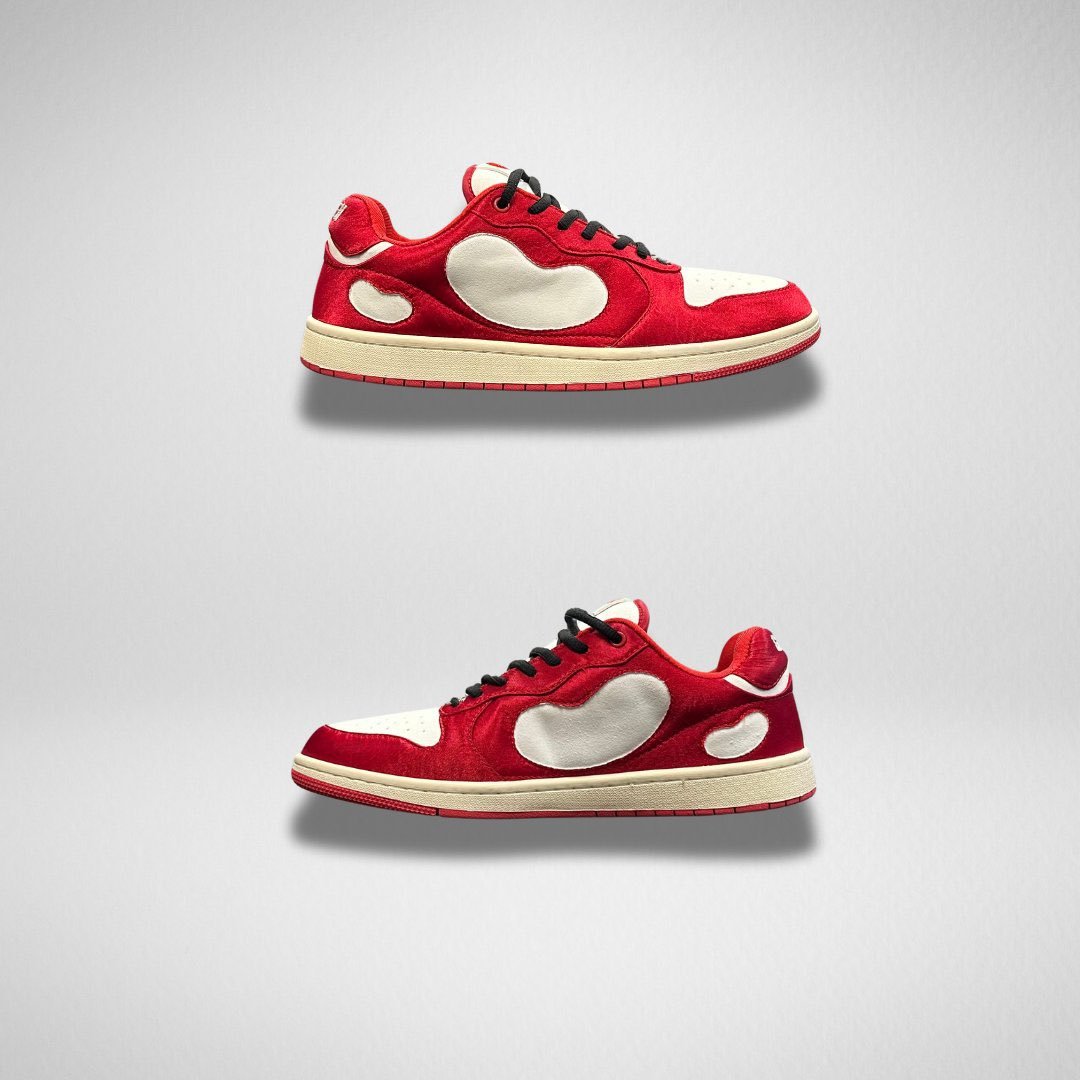 giving away these 1/1 red bean kicks

size: 11

to enter: like this post + comment your favorite hue of red 🟥

winner picked in 24 hours, glhf