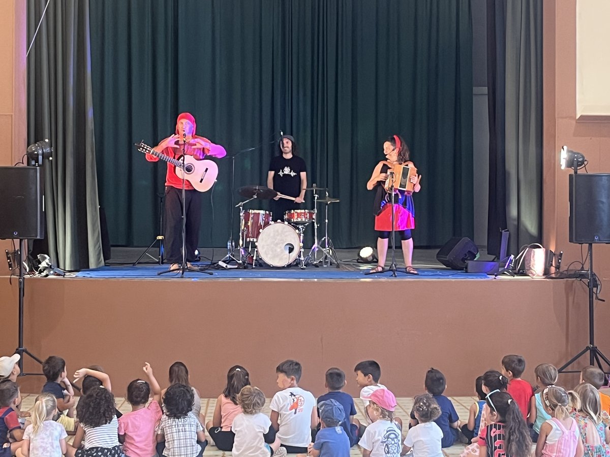 ARodonya's tweet photo. Coincidint amb el final de curs de l'Escola les Comes, el grup Mako Perquè Sí va oferir un espectacle familiar a la sala del cafè. L'acte va comptar amb el finançament de la @Dipta_cat , a través de les subvencions de l'E-Cat��leg. https://t.co/bEwIegjvuS