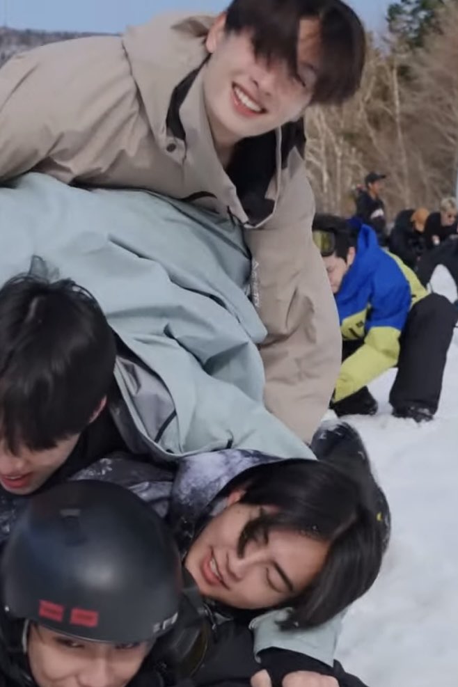 แกว่าคนเราจะตกหลุมรักเพื่อนในวงได้ปะวะ