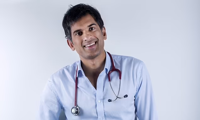 VirtudMental's tweet photo. Este es el Dr. Rangan Chatterjee.

Pasó más de 20 años estudiando cómo el estilo de vida moderno afecta la salud.

¿Su descubrimiento? La mayoría de las enfermedades crónicas son causadas por acciones cotidianas, no por la genética.

7 hábitos que debes corregir antes de que te causen daños a largo plazo: