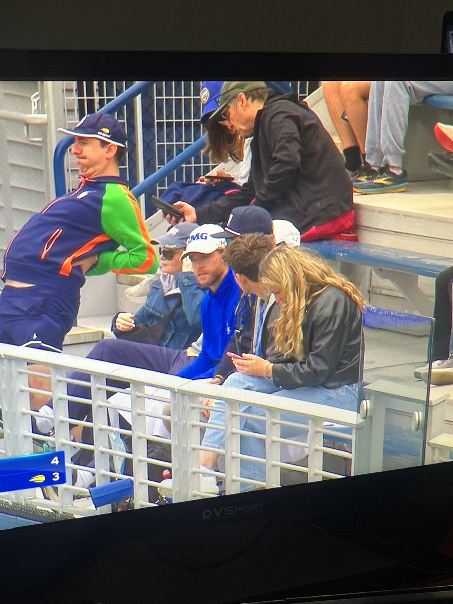 THE COACH <a href="/Micahklousia/">Micah Klousia</a> in the box here on Court 7 and one HELLUVA stretch from #USOpen personnel as #Damm leads 4-3 in the 1st 🎾