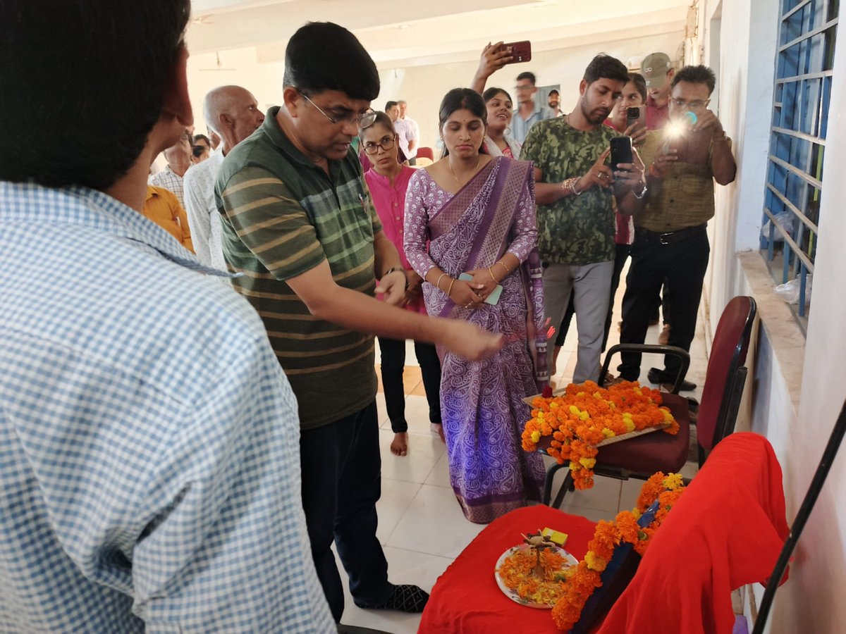 ppathak81's tweet photo. आज जनपद सभागार मउगंज में आयोजित माटी गणेश-सिद्ध गणेश अभियान से संबंधित प्रशिक्षण कार्यक्रम में भागीदारी की। प्रशिक्षण कार्यक्रम में जिला समन्वयक रीवा, विकासखंड समन्वयक मउगंज, नवांकुर संस्था प्रतिनिधि, मेन्टर्स व अन्य प्रशिक्षणार्थी उपस्थित रहे।
#माटी_गणेश_सिद्ध_गणेश https://t.co/jbZaWzh7U2