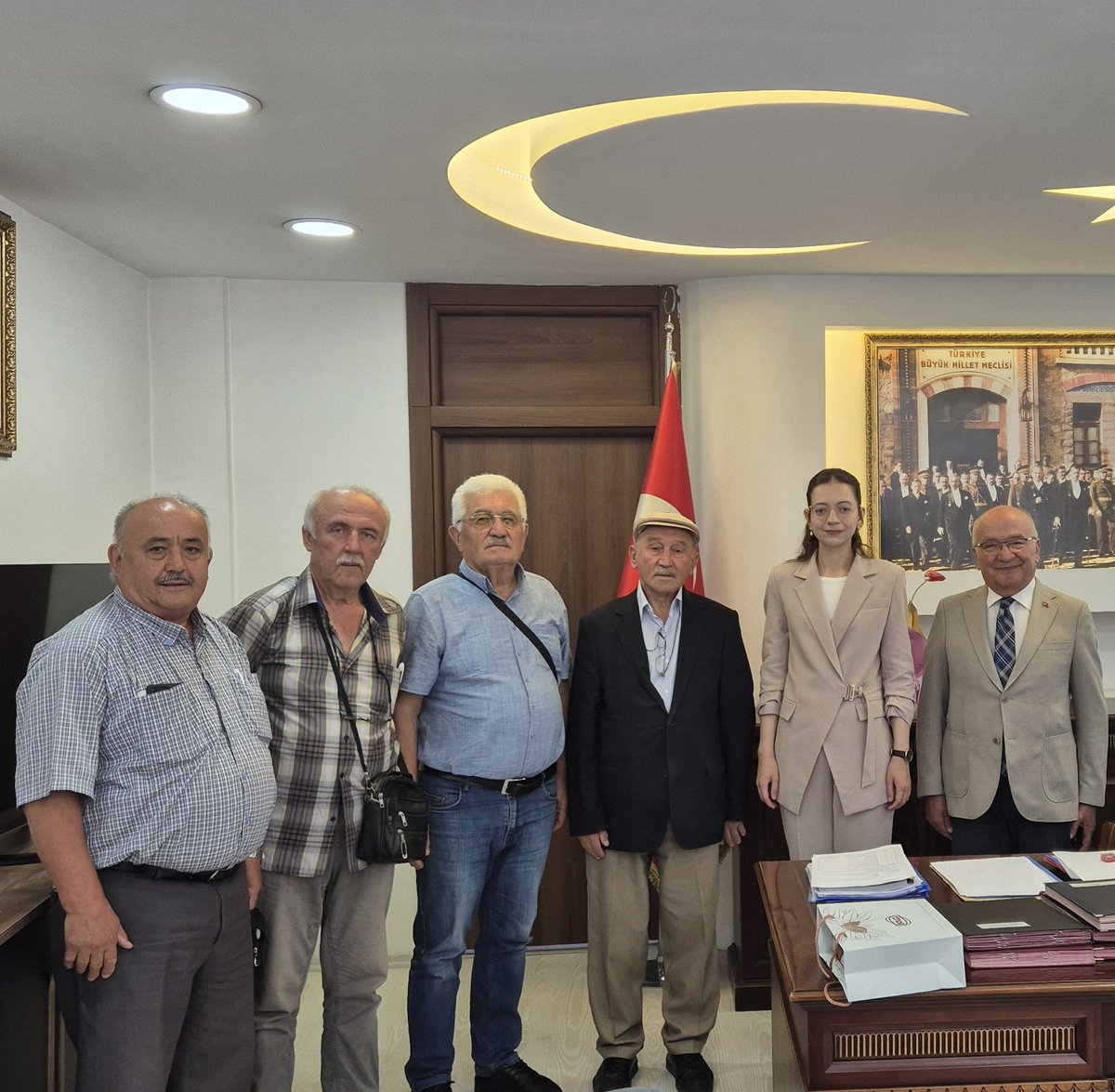 📍 Ziyaret
Bolu Mudurnulular Derneği Başkanı Remzi Kocaman ve beraberindeki heyet, Kaymakamımız Sayın Ceyda Durmaz’ı makamında ziyaret etti.
Sayın Kaymakamımız, ziyaretten duyduğu memnuniyeti dile getirerek teşekkürlerini iletti.