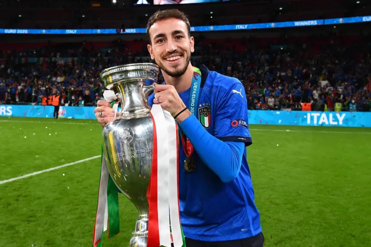 SSCBARIFRANCE's tweet photo. Le foot romantique existe encore ! Gaetano Castrovilli (28 ans) fait son retour à Bari, son club formateur, et divise son salaire par 4 😳

Vainqueur de l'Euro 2020 avec l'Italie, passé par la Fiorentina et la Lazio, sacré coup pour notre milieu de terrain 

Bentornato a casa 🐔 https://t.co/6ESUpNopQ7