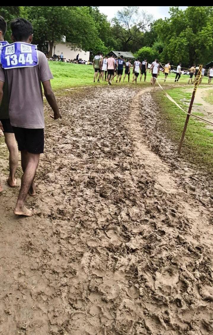 હાલમાં #SSC_GD 2025 ની રનિંગ ટેસ્ટ ગાંધીનગર ગુજરાત ના #BSF કેમ્પ (#ચિલોડા) ખાતે લેવામાં આવી રહી છે. પરંતુ જ્યાં દોડ કરાવવી એ ગ્રાઉન્ડની હાલત એટલી ગંભીર હાલત છે . #Sscgd <a href="/YAJadeja/">Yuvrajsinh Jadeja</a> <a href="/BSF_Gujarat/">BSF GUJARAT</a> <a href="/crpfindia/">🇮🇳CRPF🇮🇳</a> <a href="/SSB_INDIA/">Sashastra Seema Bal</a> <a href="/PMOIndia/">PMO India</a>