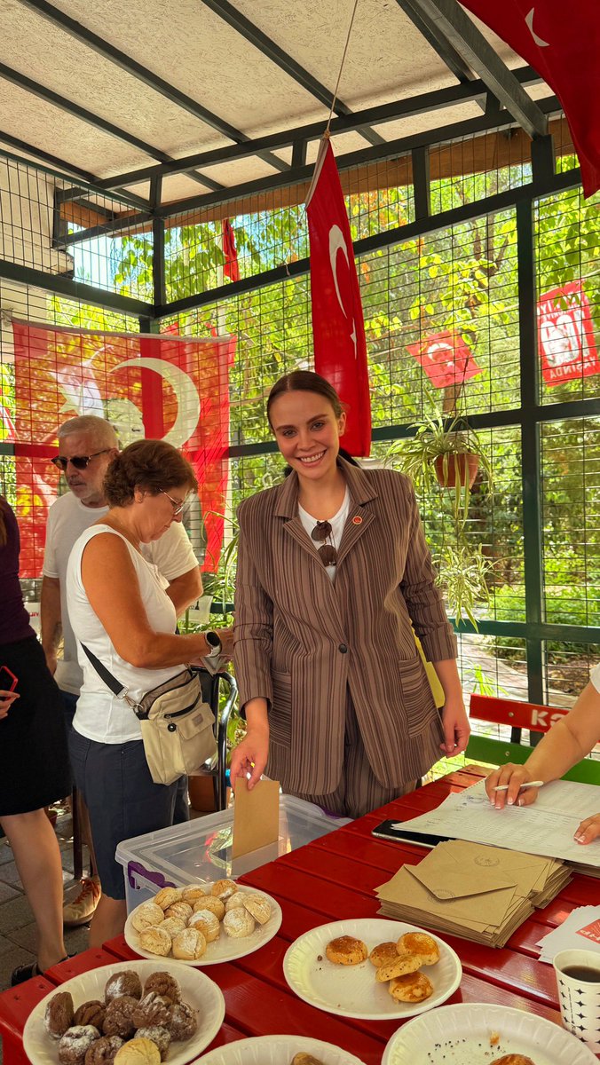 Bugün CHP yoldaşlarımız ile birlikte mahalle delege seçimlerinde oyumu kullandım. Hep birlikte demokrasi içinde gerçekleşen seçimlerimizde seçilen tüm delegelerimize başarılar diliyorum.