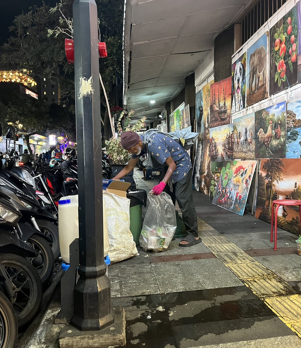 “Sahabat sejati itu seperti bintang. Kau hanya bisa mengenalinya saat gelap di sekitarmu."

Bob Marley