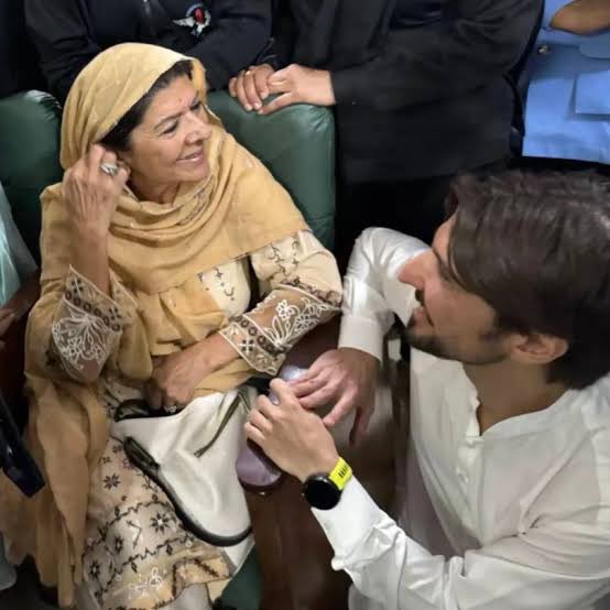 PTI Punjab (@ptipunjabpk) on Twitter photo محترمہ علیمہ خان کے گھر پر سادہ کپڑوں میں ملبوس ایجینسیوں کے بزدلوں کے حملے، گھر کے ملازمین پر تشدد اور علیمہ خان کے بیٹے شہریز خان کے اغواء کی شدید مذمت کرتا ہوں، سر زمینِ بے آئین و قانون میں فسطائیت اور سرکاری بدمعاشیاں اپنے عروج پر پہنچ گئی ہیں۔
<a href="/QasimKhanSuri/">Qasim Khan Suri</a> محترمہ علیمہ خان کے گھر پر سادہ کپڑوں میں ملبوس ایجینسیوں کے بزدلوں کے حملے، گھر کے ملازمین پر تشدد اور علیمہ خان کے بیٹے شہریز خان کے اغواء کی شدید مذمت کرتا ہوں، سر زمینِ بے آئین و قانون میں فسطائیت اور سرکاری بدمعاشیاں اپنے عروج پر پہنچ گئی ہیں۔
<a href="/QasimKhanSuri/">Qasim Khan Suri</a>