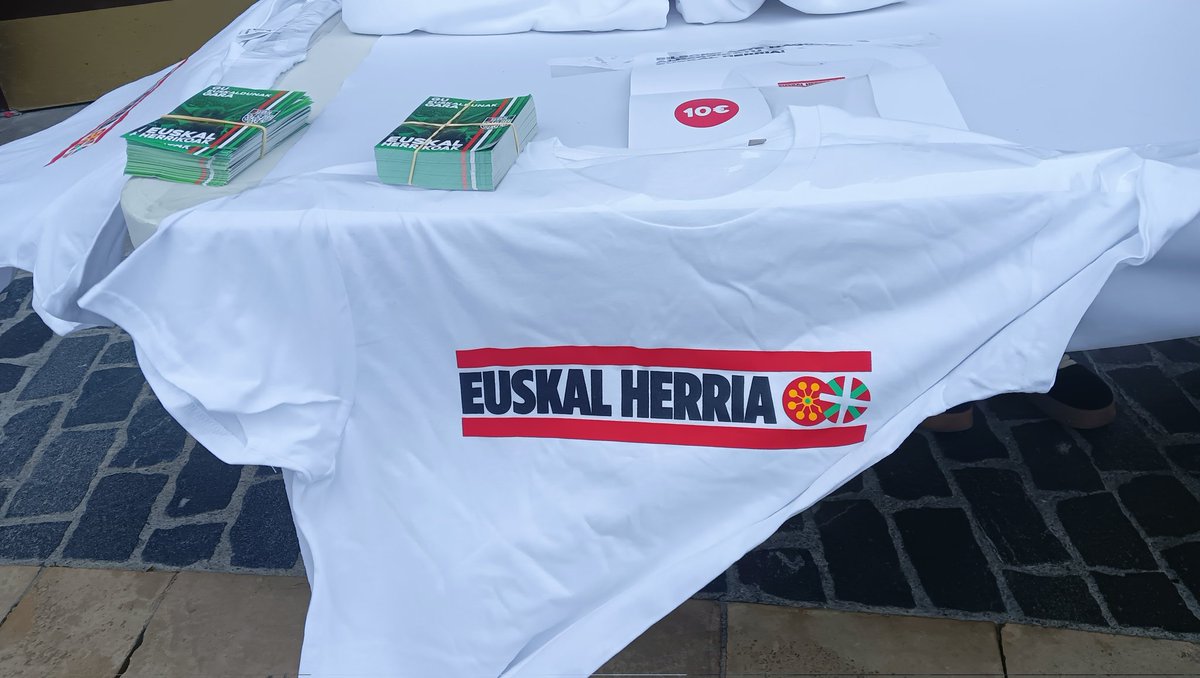 Arriagan gaude, kamisetak saltzen.