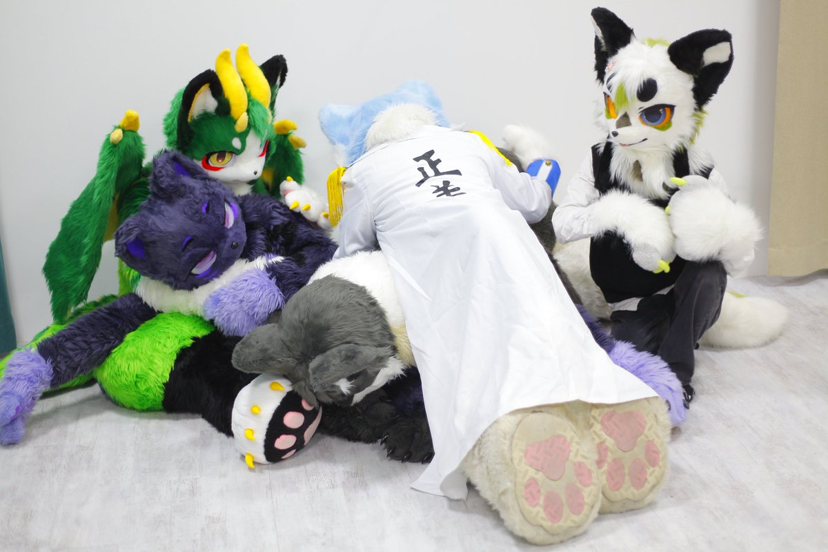 "이게 무슨 상황이죠?"
🖤<a href="/Sieben_F007/">지벤 / Sieben</a> 💚<a href="/rei_furry/">레이🔜퍼레이드</a>
💜<a href="/Bil_Ly_218/">Bil._.Ly (빌리)</a> 💙<a href="/aryong_furry/">아룡 🔜 ❄️</a>
📷<a href="/jangdaehun31310/">🦴장장대대훈훈🦴</a> 
#fursuit #furry #FursuitEveryday