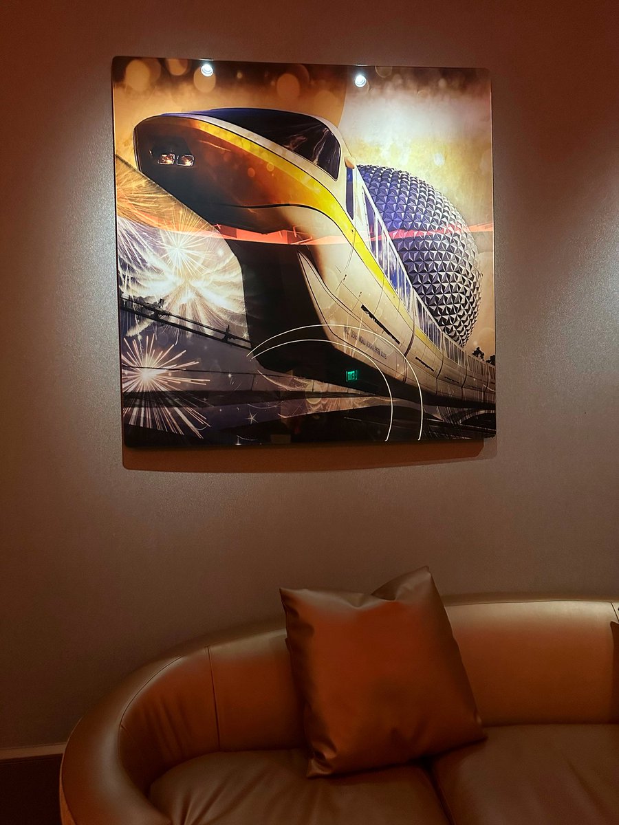 FirebirdBo's tweet photo. We visited #Geo82 yesterday inside #EPCOT. Very upscale experience. We were met at checkin with a cool eucalyptus towel and the aesthetics were beautiful! The Brown Butter #OldFashioned was tasty as well.
@WaltDisneyWorld #FamilyTime #Vacation https://t.co/9heg49CId5