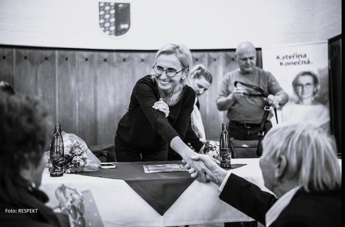 Výprodej svědomí.
(Fanklubu kolaborantů ze Stačilo, PRO ad.)
Kolaborace. „Spolupráce s nepřítelem proti vlastní zemi,“ překládá suše učebnice. Staří vědí, co všechno se přitom ztratilo v překladu: zrada, šok, vztek, zklamání, strach a lež. A nakonec dvě tváře k přežití a zmar ze