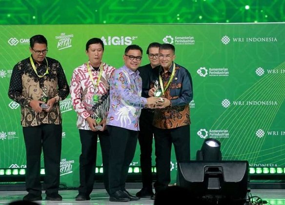 tarungnews2's tweet image. tarungnews.com/berita-foto/18…
Pemprov Jabar Raih Penghargaan Implementasi Industri Hijau Terbaik Kedua di AIGIS 2025 #DPRRI #tunjangan #Malamjumat #LisaMariana