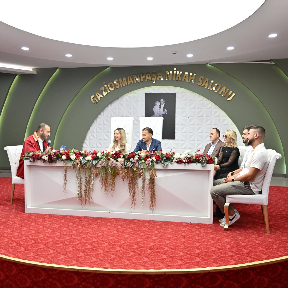 FatihAydemirGOP's tweet photo. 📌 İlçe Yönetim Kurulu Üyemiz Sn. Seyfettin Bıçakçı’nın yeğeni, kıymetli evladımız Dilan Bıçakçı ile Mustafa Dumanlı kardeşimizin nikah akdine, Belediye Başkan Vekilimiz Sn. @eraykaradeniz ile birlikte şahitlik ettik.

Genç çiftimize ömür boyu saadet diliyor, ailelerini tebrik ediyorum.
Allah birlik ve beraberliklerini daim eylesin.