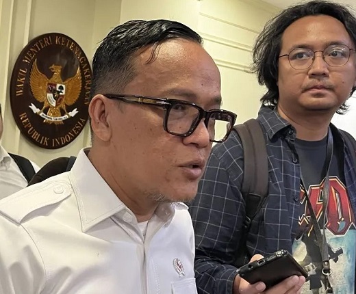 tarungnews2's tweet image. tarungnews.com/nasional/18178…
KPK OTT Wamenaker Immanuel Ebenezer Diduga Terkait Pemerasan  Perusahaan #DPRRI #Tunjangan #malamjumat #LisaMariana