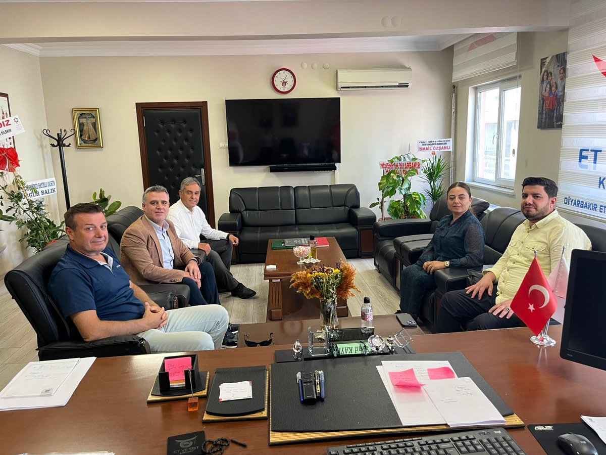 CihadKAYHAN's tweet photo. Dicle Üniversitesi Ziraat Fakültesi Dekanı Prof. Dr. Muzaffer Denli’yi, 
KADEM Vakfı Diyarbakır İl Temsilcisi Dilruba Burakçı Sayan’ı ve kıymetli kardeşim İbrahim Sayan’ı misafir ettim.

Güzel dilekleri, nazik ziyaretleri ve hoş sohbetleri için teşekkür ederim. https://t.co/25gRZtY3Ax
