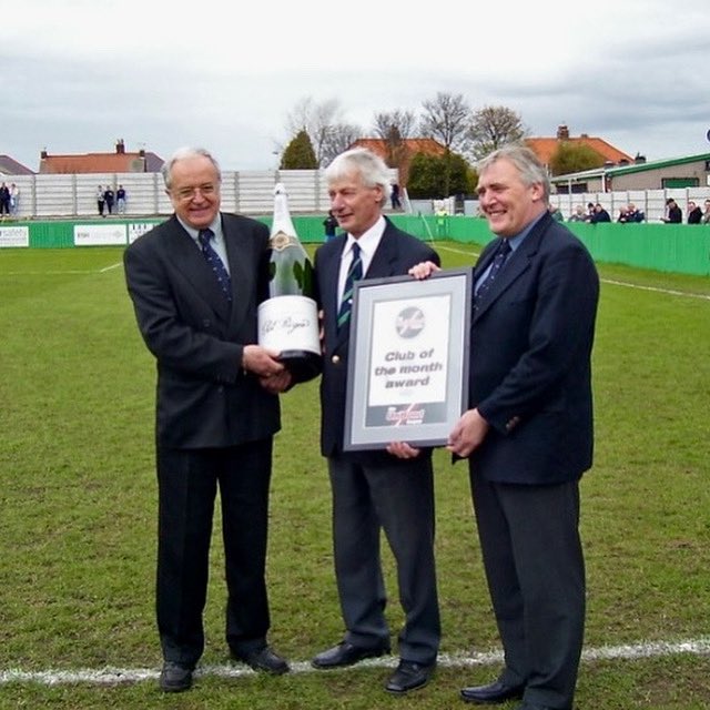 #ThrowbackThursday Spartans Chairman Tommy Hedley (RIP) receives the ‘UniBond Club of the Month’ award and a giant bottle of Pol Roger (circa early 2006).

#HowayBlyth🟢⚪️
