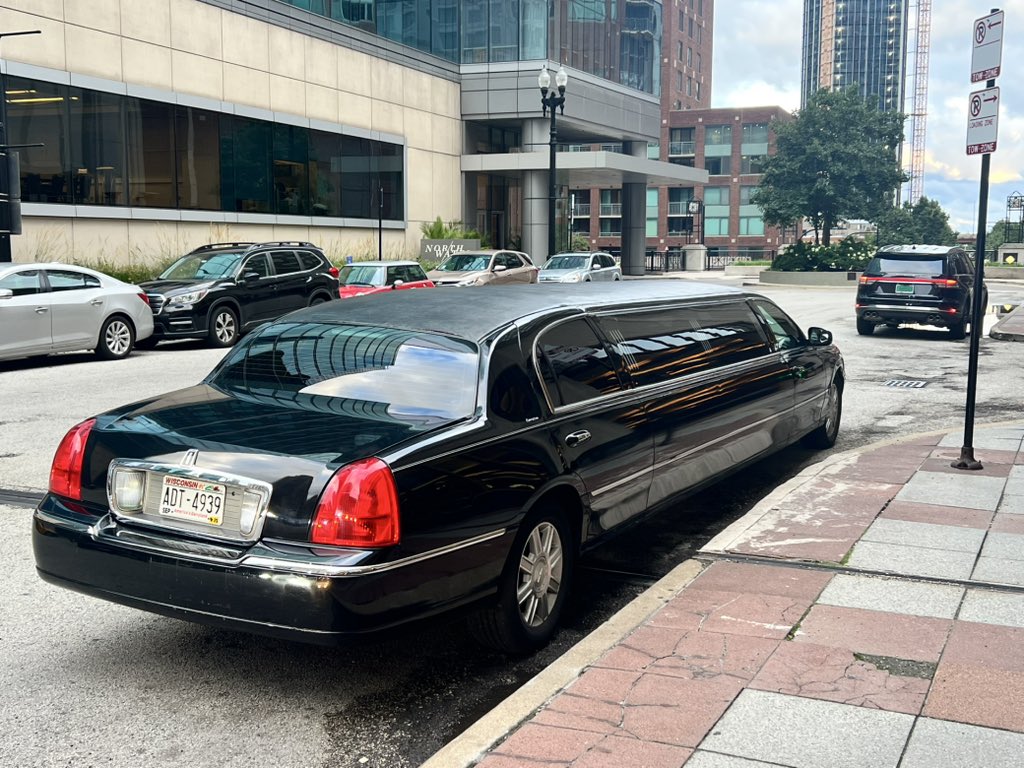 MattGiles1993's tweet photo. Stretched limo Crown Vic in downtown Chicago @FD_Tweets @Puchfanatic https://t.co/bTtep8SSIN