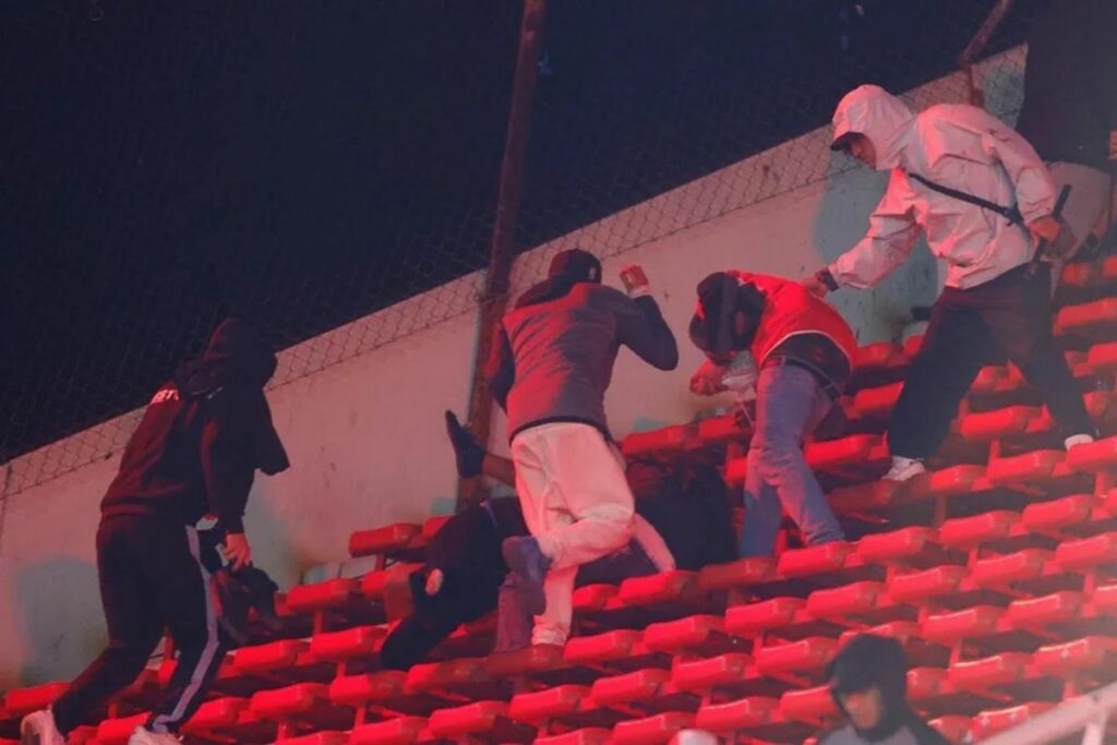 Lo de anoche en Avellaneda fue brutal e inaceptable. Hay varios responsables, pero es claro que la policía argentina permitió un linchamiento criminal contra los hinchas de la U, incluyendo a menores de edad. Toda nuestra solidaridad con los heridos y sus familias.