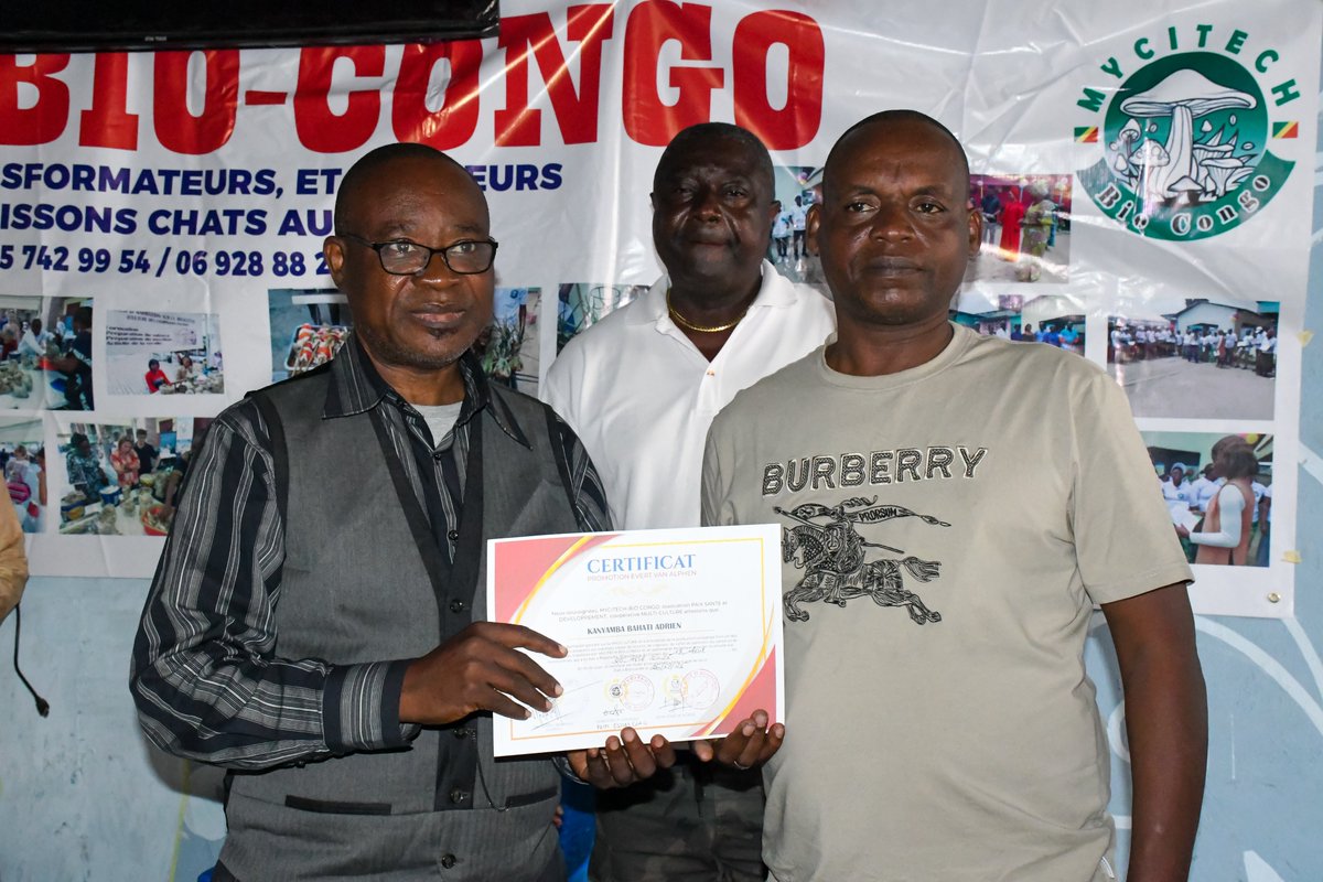 UNHCRCongo's tweet image. Plus de 15 réfugiés, étudiants et journalistes congolais certifiés en myciculture 🍄 et pisciculture 🐟. Une réussite qui renforce l’autonomie, la cohésion sociale et ouvre la voie à des solutions durables.
#Réfugiés #SolutionsDurables