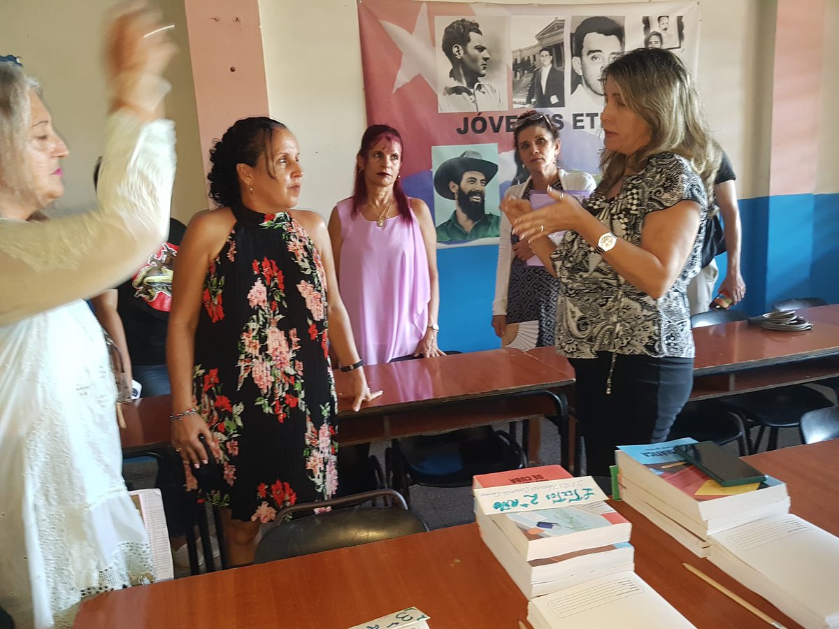 GobCamaguey's tweet photo. En otros recorridos por centros educacionales d la provincia d Camagüey la Ministra visitó el Politécnico d Servicios Horacio Cobiella, interesada en la preparación de los estudiantes en las especialidades d gastronomía, alojamiento, elaboración d alimentos y servicios d belleza. https://t.co/nmprJYxY6M