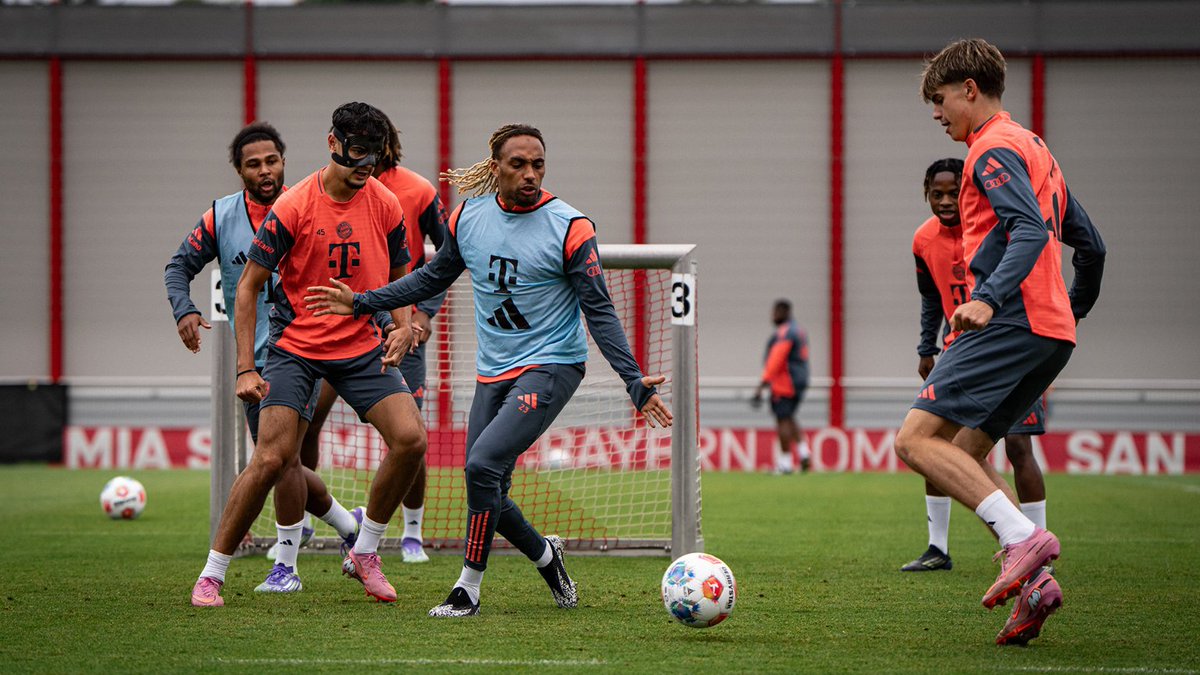 bayern_aktuell_'s tweet photo. FCB II-Offensiv-Mittelfeldspieler Guido Della #Rovere (18/🇮🇹) nahm am Abschlusstraining der Profis teil.
@iMiaSanMia https://t.co/5NABf5v9I3