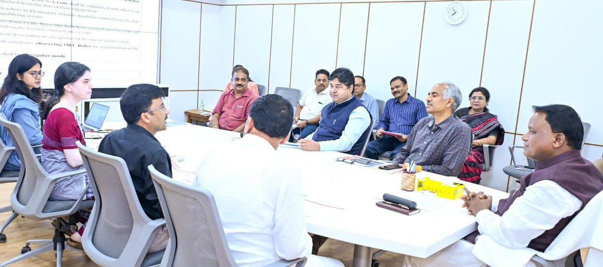 CMO_Odisha's tweet photo. ମାନ୍ୟବର ମୁଖ୍ୟମନ୍ତ୍ରୀ ଶ୍ରୀ @MohanMOdisha ଲୋକସେବା ଭବନରେ ବିଦ୍ୟାଳୟ ଓ ଗଣଶିକ୍ଷା ବିଭାଗର ବିଭିନ୍ନ କାର୍ଯ୍ୟକ୍ରମର ସମୀକ୍ଷା କରିଛନ୍ତି । 

ଏହି ବୈଠକରେ ରାଜ୍ୟ ବିଦ୍ୟାଳୟ ଓ ଗଣଶିକ୍ଷା ମନ୍ତ୍ରୀ ଶ୍ରୀ ନିତ୍ୟାନନ୍ଦ ଗଣ୍ଡ, ମୁଖ୍ୟ ଶାସନ ସଚିବ, ମୁଖ୍ୟମନ୍ତ୍ରୀଙ୍କ ପ୍ରମୁଖ ସଚିବ, ଅର୍ଥ ବିଭାଗ ପ୍ରମୁଖ ସଚିବ, ବିଦ୍ୟାଳୟ ଓ ଗଣଶିକ୍ଷା ସଚିବ, ଓସେପାର ନିର୍ଦ୍ଦେଶିକା ଏବଂ ବିଭାଗର ବରିଷ୍ଠ ଅଧିକାରୀମାନେ ଉପସ୍ଥିତ ଥିଲେ ।
@SMEOdisha