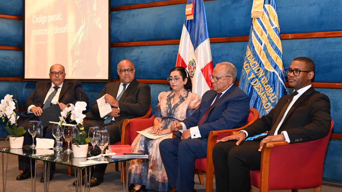 Comparto imágenes del panel realizado ayer sobre el nuevo Código Penal. Analizamos los aspectos relevantes y controversiales del código se aplicará dentro de 12 meses.