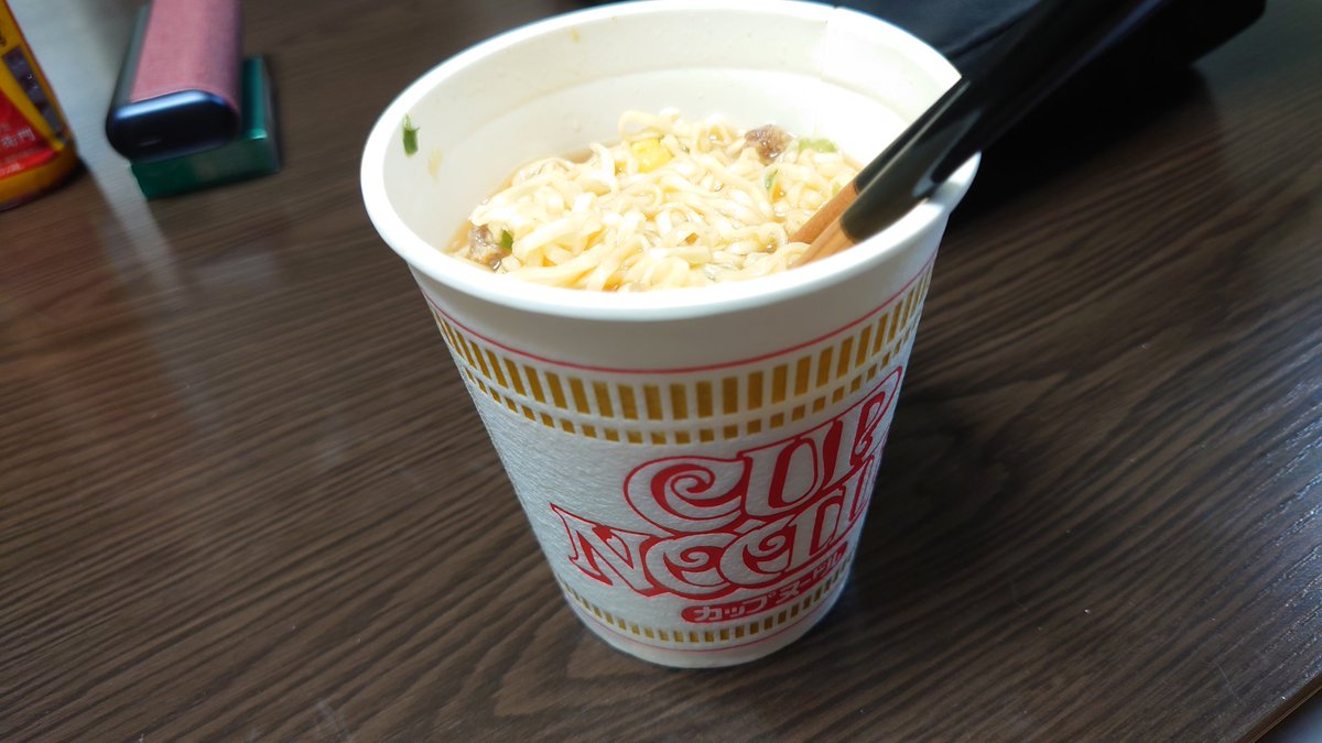 Rtz6830's tweet photo. やっと帰宅🏠️
カップラーメンうめぇ
疲れ切ってるけど明日仕事🥲 https://t.co/5cTFe8TYcQ