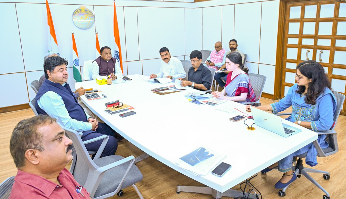 ମାନ୍ୟବର ମୁଖ୍ୟମନ୍ତ୍ରୀ ଶ୍ରୀ <a href="/MohanMOdisha/">Mohan Charan Majhi</a> ଲୋକସେବା ଭବନରେ ବିଦ୍ୟାଳୟ ଓ ଗଣଶିକ୍ଷା ବିଭାଗର ବିଭିନ୍ନ କାର୍ଯ୍ୟକ୍ରମର ସମୀକ୍ଷା କରିଛନ୍ତି । 

ଏହି ବୈଠକରେ ରାଜ୍ୟ ବିଦ୍ୟାଳୟ ଓ ଗଣଶିକ୍ଷା ମନ୍ତ୍ରୀ ଶ୍ରୀ ନିତ୍ୟାନନ୍ଦ ଗଣ୍ଡ, ମୁଖ୍ୟ ଶାସନ ସଚିବ, ମୁଖ୍ୟମନ୍ତ୍ରୀଙ୍କ ପ୍ରମୁଖ ସଚିବ, ଅର୍ଥ ବିଭାଗ ପ୍ରମୁଖ ସଚିବ, ବିଦ୍ୟାଳୟ ଓ ଗଣଶିକ୍ଷା