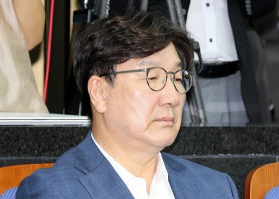 danny21ccccc's tweet image. 자신의 미래를 알고 있는 권성동의 나라 잃은 저런 표정을 직접 본 사람들이 부러울 뿐이다.