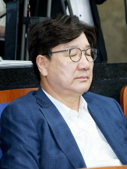 danny21ccccc's tweet image. 자신의 미래를 알고 있는 권성동의 나라 잃은 저런 표정을 직접 본 사람들이 부러울 뿐이다.