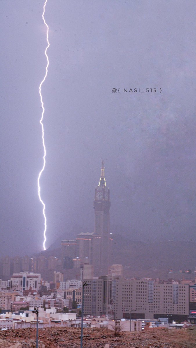 البروق تزين سماء مكه المكرمه هذا المساء 

•

•